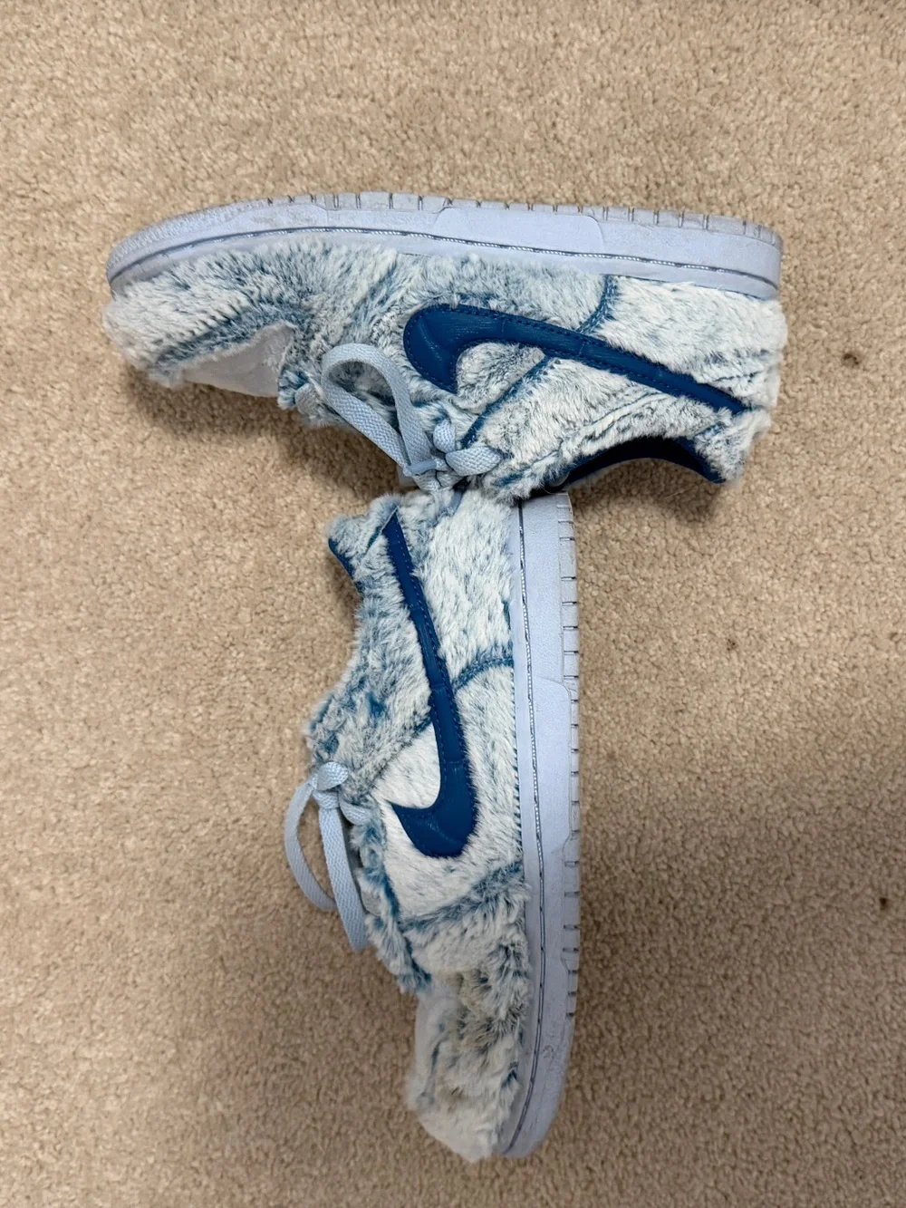 Nike KIDS 🧸Fuzzy Faux Fur Sneakers Blue White – Lightly Worn